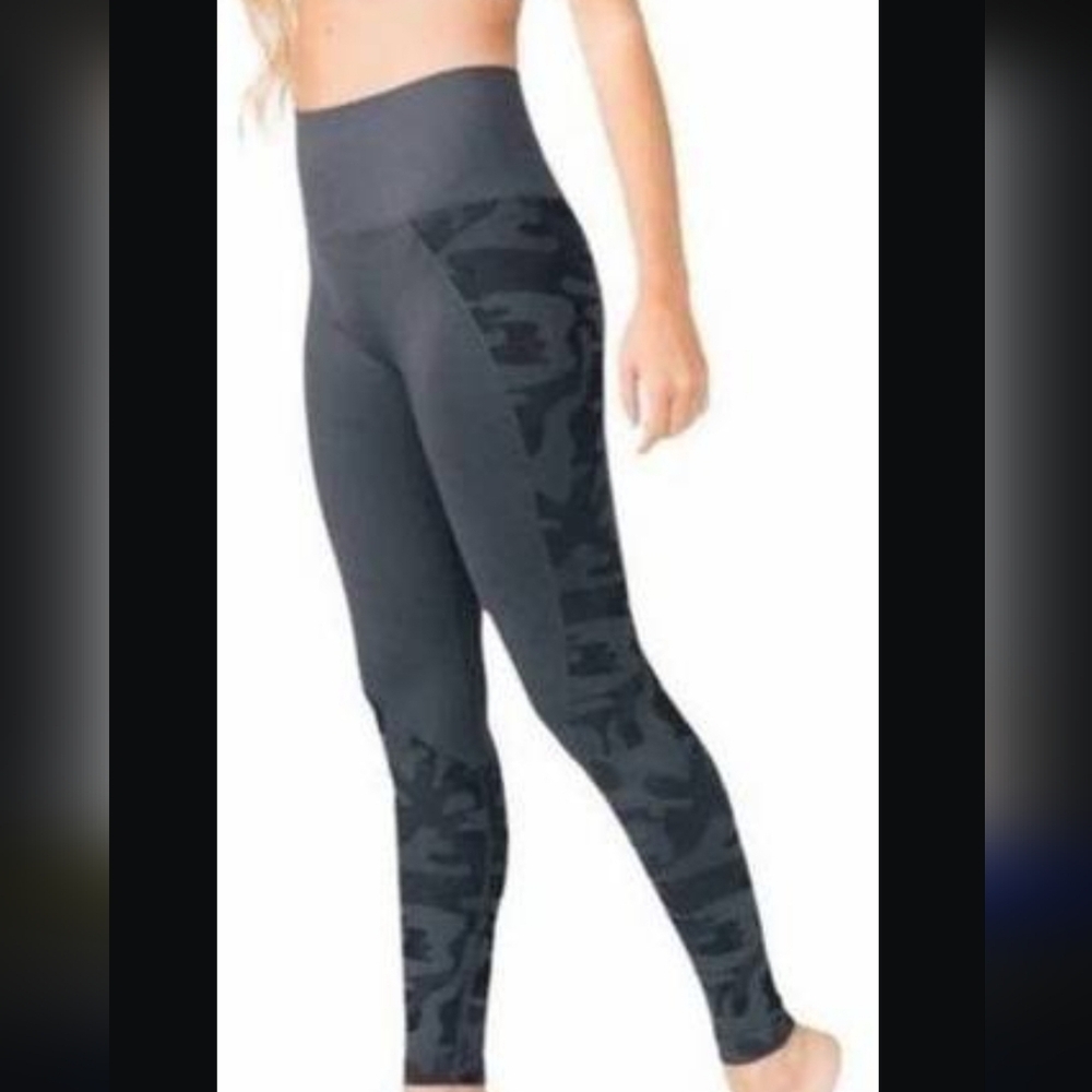 Zyia Seamless Camo leggings size medium